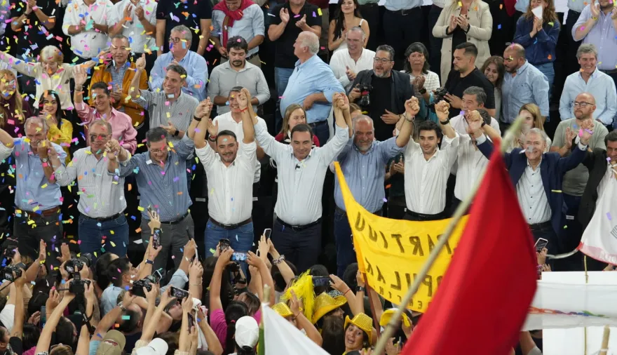 Vamos Corrientes cerró su campaña con un multitudinario acto y con el apoyo de cuatro gobernadores